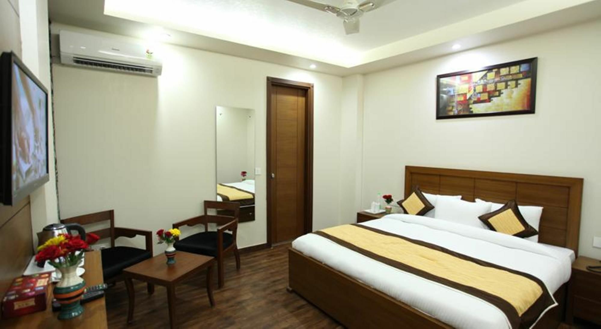 Hotel H.C Grand New Delhi Buitenkant foto